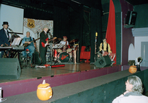 818883 Afbeelding van een optreden van de muziekgroep De Jonkees in het Calypso Theater (Markt 4) te Wijk bij Duurstede.